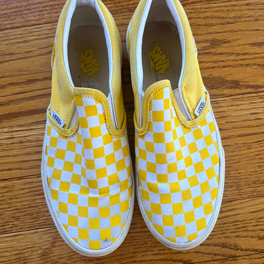 Worn only a few times, great yellow color! Size 5 kids slip on Vans